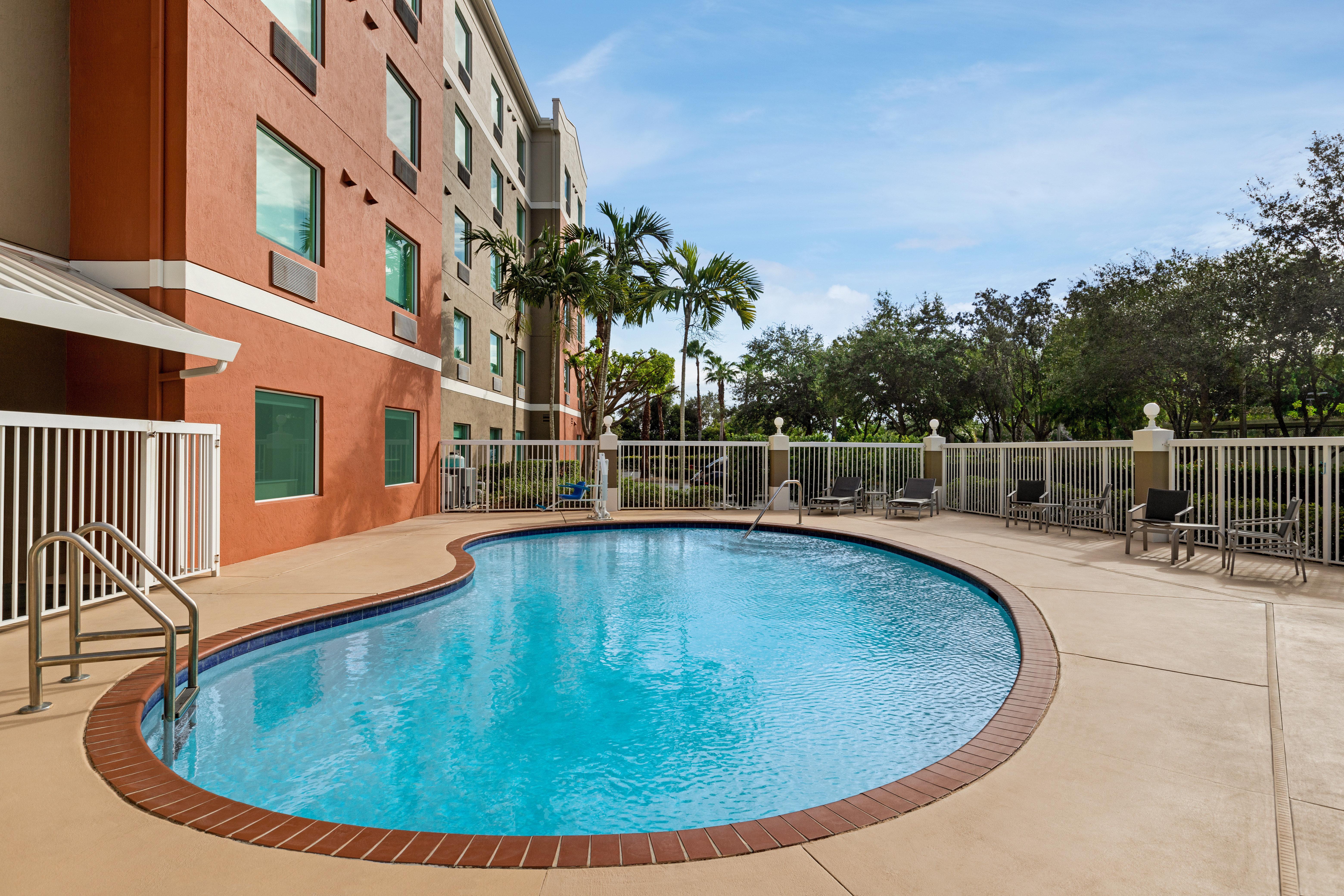Holiday Inn Express & Suites Pembroke Pines-Sheridan St By Ihg Buitenkant foto